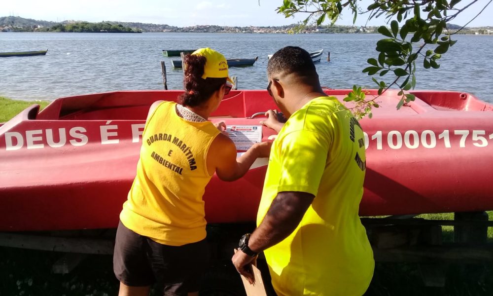 Embarca Es Abandonadas Na Praia Das Palmeiras Em Cabo Frio S O