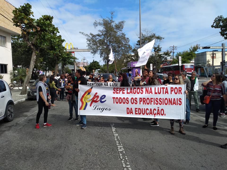 Profissionais da Educação realizam ato em frente a Prefeitura de Cabo