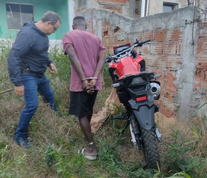 Homem Cinco Anota Es Criminais Preso Motocicleta Roubada Em