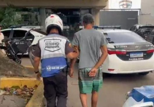 Homem foragido é capturado fumando maconha no Centro de Campos dos