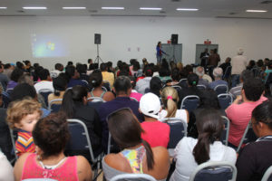 Contemplados no sorteio para adquirirem apartamentos subsidiados ouvem a leitura do contrato de financiamento das unidades habitacionais no audiório A do Centro de Convenções, na presença da Secretária de Habitação, Alessandra Aguiar, Prefeito Aluizio Jr e vereadores municipais. Macaé/RJ. Data: 11/06/2016. Foto: Guga Malheiros/ Prefeitura de Macaé.
