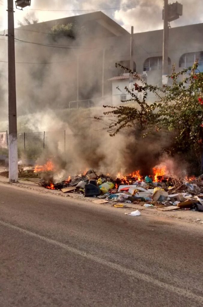 Moradores do Jardim Peró, em Cabo Frio, tocam fogo na rua por