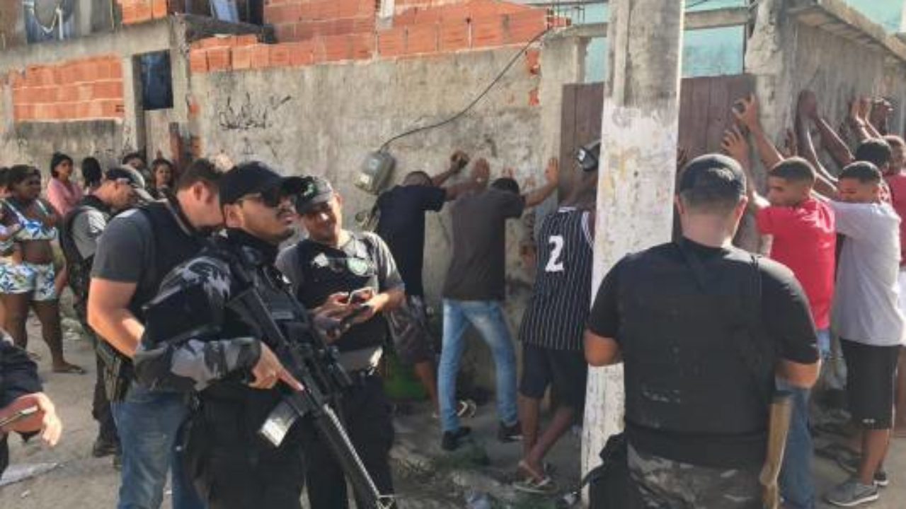 a billion Fable Mountaineer Polícia fecha baile funk, apreende menor, drogas e granadas, na Favela do  Lixo, em Cabo Frio – Clique Diário