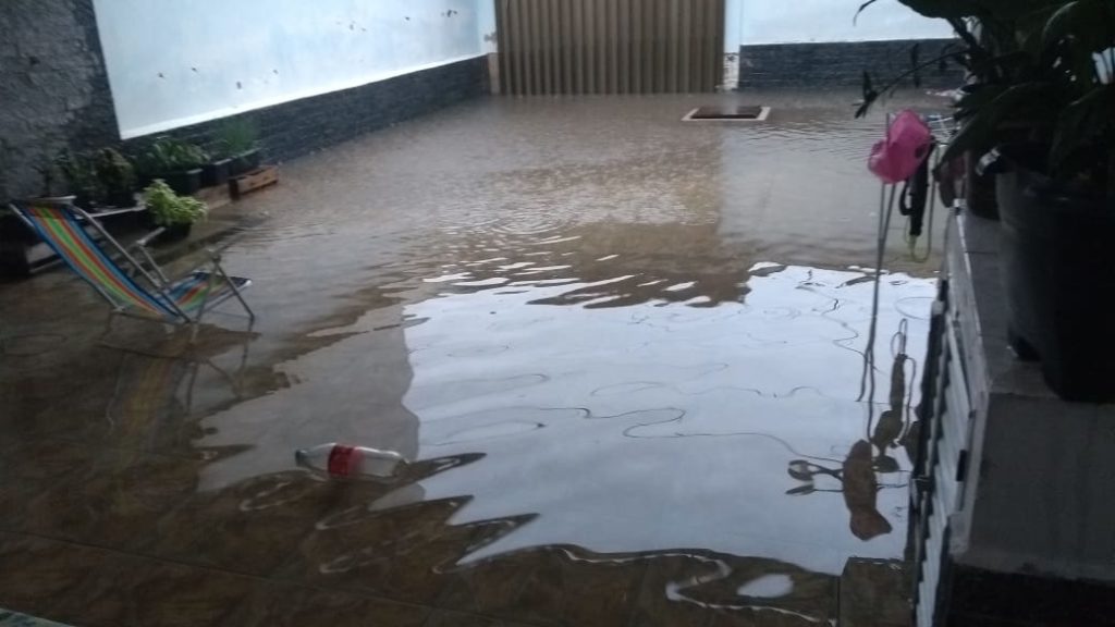 Água da chuva invadiu casa no bairro Liberdade, em Rio das Ostras.