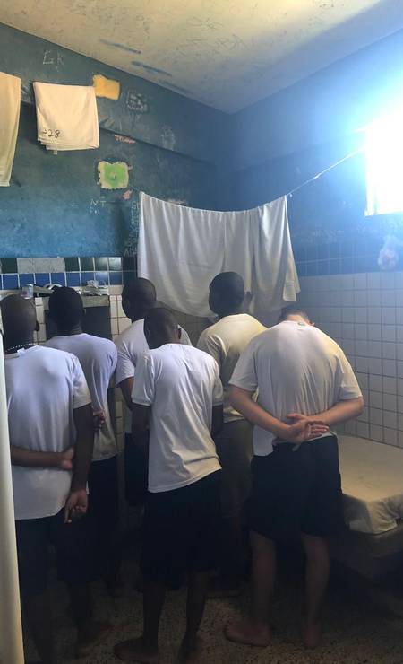Menores infratores dividem cela na unidade do Degase em Campos dos Goytacazes.