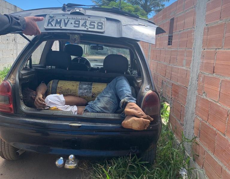 Homem é Encontrado Morto Com Pernas E Mãos Amarradas Dentro De Porta Malas De Carro Em Cabo Frio 2944