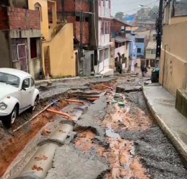 Rua do Morro de São Jorge ficou completamente aberta com a chuva. Foto reprodução 