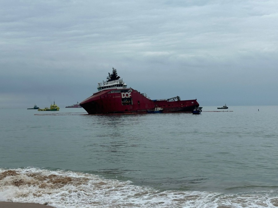 Rebocador na Praia Campista nesta terça-feira (19) - Foto Clique Diário